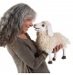 Femme jouant avec Marionnette à main Mouton laineux