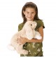 Jeune fille jouant avec marionnette à main lapin câlin de la marque Folkmanis