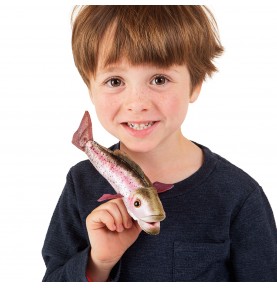 enfant jouant avec mini marionnette à doigt truite arc-en-ciel