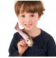 enfant jouant avec mini marionnette à doigt truite arc-en-ciel