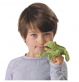 enfant jouant avec mini marionnette à doigt grenouille signée Folkmanis