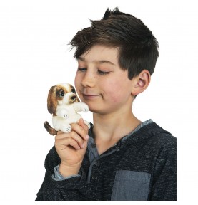 Garçon jouant avec arionnette à doigt mini chien signée Folkmanis