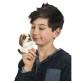 Garçon jouant avec arionnette à doigt mini chien signée Folkmanis