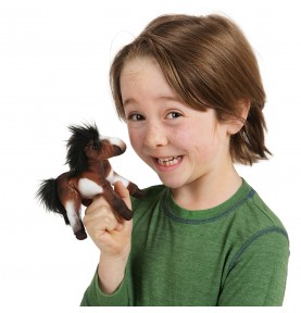 Garçon jouant avec marionnette à doigt mini cheval signée Folkmanis