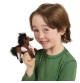 Garçon jouant avec marionnette à doigt mini cheval signée Folkmanis
