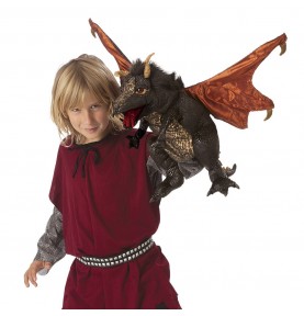 Enfant jouant avec Marionnette à main Dragon noir signée Folkmanis