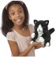 Jeune fille jouant avec marionnette à main chaton noir et blanc signée Folkmanis