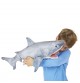 Jeune homme jouant avec marionnette à main requin blanc signée Folkmanis