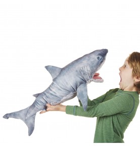 Jeune fille jouant avec marionnette à main requin blanc signée Folkmanis