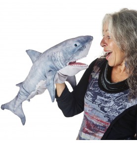 Femme manipulant marionnette à main requin blanc signée Folkmanis