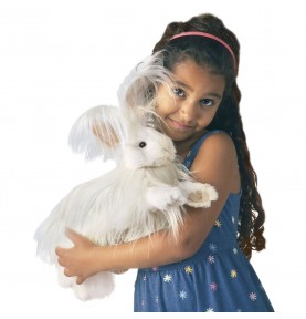 Jeune fille jouant avec Marionnette à main lapin Angora signée Folkmanis
