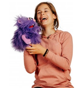 Jeune fille jouant avec Marionnette à main Monstre Mops signée Living Puppets
