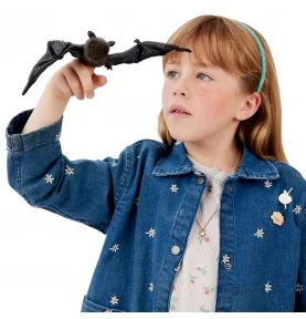 Jeune fille jouant avec Mini marionnette Chauve-souris signée Folkmanis