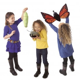 Jeunes filles jouant avec Marionnette à main Métamorphose du papillon monarque