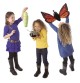 Jeunes filles jouant avec Marionnette à main Métamorphose du papillon monarque