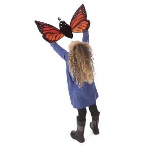 Jeune fille jouant avec Marionnette à main Métamorphose du papillon monarque